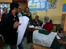 Un hombre se dispone a votar en un colegio electoral en el distrito Sayeda Zeinab de El Cairo. EFE  /