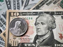 En centros cambiarios, la moneda de EU alcanza su mayor cotización a la venta, de 14.40 pesos, en sucursales de Nuevo Laredo.  /