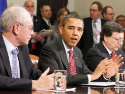 El presidente del Consejo Europeo (i) y el presidente de la Comisión Europea (d) en la Casa Blanca conversando con Obama (c). AP  /