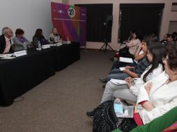 Los panelistas invitan a trabajar por dos acciones fundamentales para el desarrollo de un país: 'leer y escibir'  /