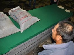 Uno de los detenidos transportaba en dos costales y dos bolsas mariguana.  /