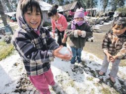 Menores mexiquenses disfrutan de la nevada registrada en el Valle de Toluca. EL UNIVERSAL  /