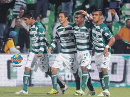 Jugadores de Santos celebran una anotación, en la victoria de los laguneros sobre Jaguares. MEXSPORT  /
