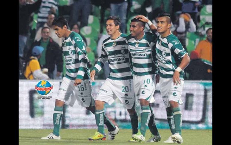 Jugadores de Santos celebran una anotación, en la victoria de los laguneros sobre Jaguares. MEXSPORT  /
