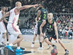 El base Tony Parker (9), de los Spurs de San Antonio, regresó de su natal Francia, donde jugó ocho partidos. AFP  /