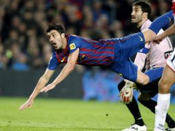 David Villa se tiende para conectar de cabeza el tercer gol del equipo catalán. REUTERS  /