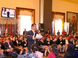 Sandoval Díaz conversó con los niños respecto a programas y obras que el ayuntamiento realiza en su beneficio.  /