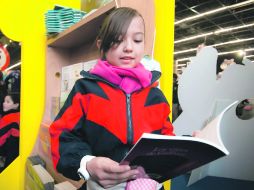 Una niña disfruta su día en el espacio infantil que la Feria Internacional del Libro tiene cada año para chicos de tres a 12 años.  /