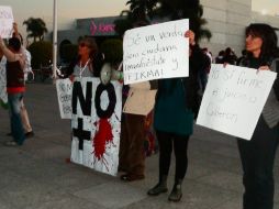 Manifestantes protestaron con carteles.  /