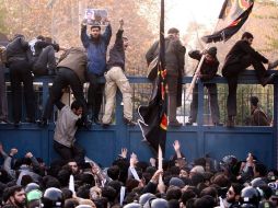 Manifestantes islamistas iraníes atacaron la embajada británica en Teherán. EFE  /