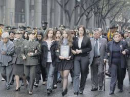 Viviana Duarte sostiene una imagen de su padre, el policía Édgar Duarte, que fue uno de los rehenes asesinados por la guerrilla. AP  /