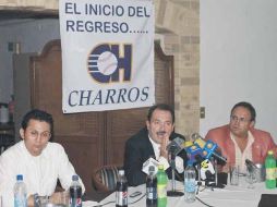 Armando Navarro (al centro) ya tiene otro punto a favor para que la franquicia regrese a Jalisco para 2012. ESPECIAL  /
