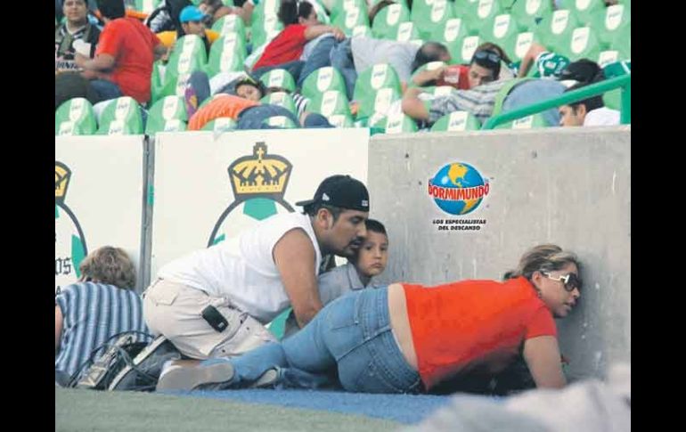 Escenas difíciles de olvidar de hace tres meses, para la afición de Santos y Morelia. MEXSPORT  /