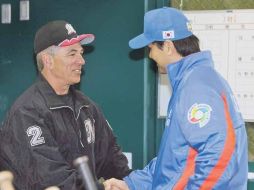 La última experiencia en un dugout como piloto de un equipo de beisbol de Bobby Valentine (der.) fue en Japón. GETTY IMAGES SPORT  /