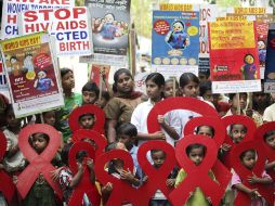 Indios participan en una concentración para alertar a la población sobre el sida. EFE  /