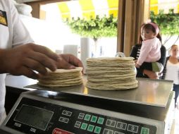 Reconocen que hay un problema de venta informal de tortillas que amerita regularse. ARCHIVO  /
