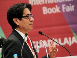 El doctor Jesús Lau Noriega, estuvo flanqueado por el rector de la UdeG y el presidente de la FIL  /