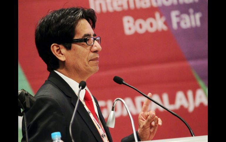 El doctor Jesús Lau Noriega, estuvo flanqueado por el rector de la UdeG y el presidente de la FIL  /