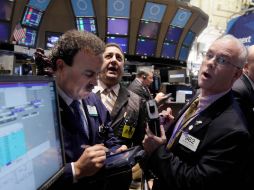 Corredores trabajan hoy en la Bolsa de Valores de Nueva York, donde acciones se dispararon. AP  /
