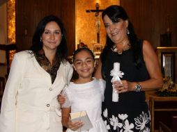 Valeria con sus madrinas: Marcela Rojas y Mónica Haro de Hernández.  /