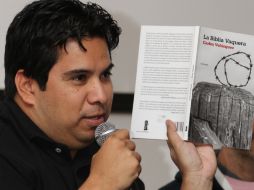 Carlos Velázquez presentó esta noche ''La biblia vaquera''.  /