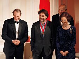 El actor Javier Bardem (al centro), quien acudió sin su esposa, junto a la reina Sofía luego de recibir la Medalla de Oro. AFP  /
