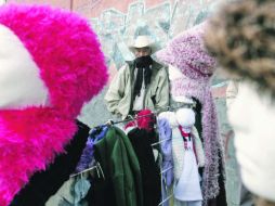 Los comerciantes de prendas abrigadoras han salido a las calles con la esperanza de incrementar sus ventas como cada temporada.  /