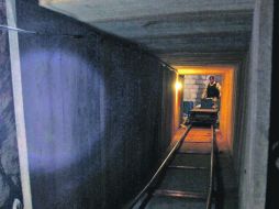 Un soldado mexicano al interior del sofisticado pasadizo construido por la delincuencia organizada en Tijuana. REUTERS  /