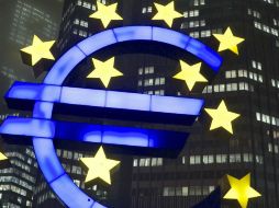 Letrero luminoso con el símbolo del euro ante el edificio del Banco Central Europeo en la ciudad de Fráncfort, Alemania. EFE  /