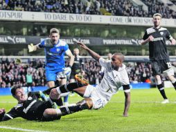 Jermaine Defoe (der.), del Tottenham, le comete una fuerte entrada al portero del PAOK griego. AFP  /