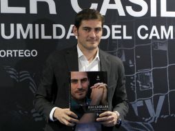 El futbolista se emociona en la presentación de ''La humildad del campeón''. EFE  /