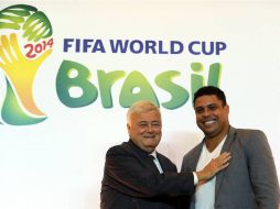 Ricardo Teixeira junto con Ronaldo en una conferencia. AFP  /