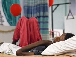 Un paciente permanece en su cama del centro para enfermos de sida Hillcrest, en Durban, Sudáfrica. EFE  /