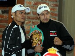 El campeón mexicano (d) pretende buscar su tercer título mundial. NOTIMEX  /