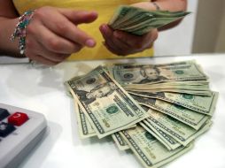 En centros cambiarios de Nuevo Laredo el dólar libre se vendió hasta en 14.00 pesos. ARCHIVO  /