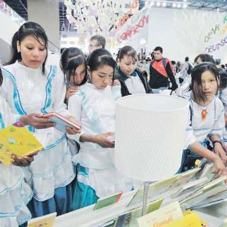 Lidya Cacho convive con jóvenes tepehuanos