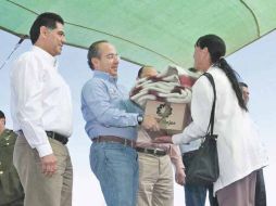 Calderón entregó apoyos económicos del programa Oportunidades y cobijas, ante las bajas temperaturas registradas. EL UNIVERSAL  /