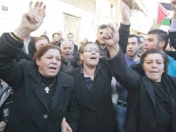 Manifestantes corean eslóganes a favor del Gobierno sirio, en Hama, en el Centro de Siria. EFE  /