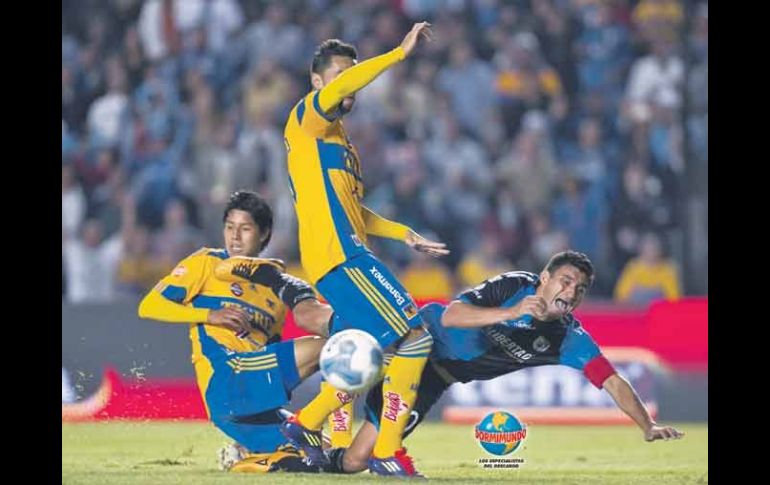 La zaga de Tigres anuló al goleador y capitán de Gallos Blancos, Carlos Bueno, quien no pudo gritar gol. AFP  /