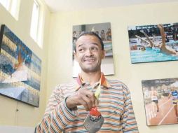 El atleta, quien padece un problema visual, ganó medalla de plata en los cinco mil metros en Guadalajara 2011.  /
