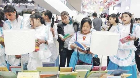 En el encuentro que tuvieron con la periodista Lydia Cacho varias de estas adolescentes confesaron que quieren ser escritoras.  /