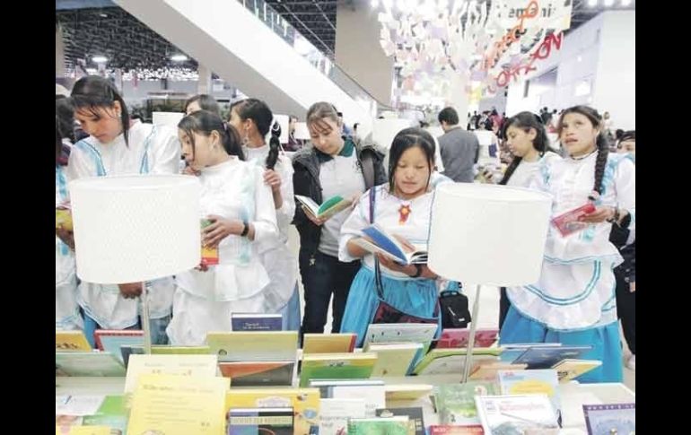 En el encuentro que tuvieron con la periodista Lydia Cacho varias de estas adolescentes confesaron que quieren ser escritoras.  /