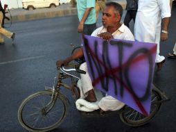 Paquistaníes se manifiestan contra los ataques de tropas de la OTAN sobre puestos militares paquistaníes, en Karachi, Pakistán. EFE  /