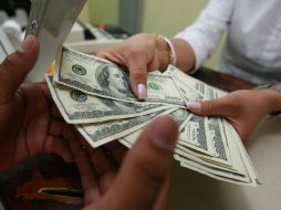 La mínima cotización de la moneda estadounidense se situó en 12.85 pesos. ARCHIVO  /