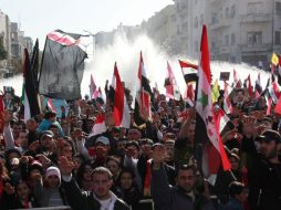 Miles personas se manifestaron hoy contra el régimen de Bashar al Asad en el centro de Siria. EFE  /