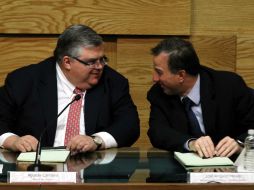 El gobernador de Banxico, Agustín Carstens y el secretario de Hacienda, José Antonio Meade, durante una conferencia de prensa. NTX  /