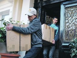Empleados de la embajada de Irán en Gran Bretaña desalojan el edificio en su salida del país. AP  /