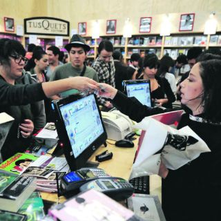 La venta nocturna en la FIL supera asistencia de 2010