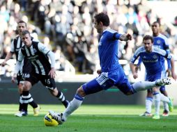 Frank Lampard, del Chelsea lanza el tiro penal, pero no logra encestar durante su encuentro en la Liga Premier ante el Newcastle. AP  /