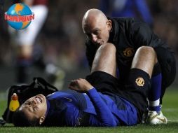 'Chicharito' lució con un evidente gesto de dolor al ser atendido por los médicos. REUTERS  /